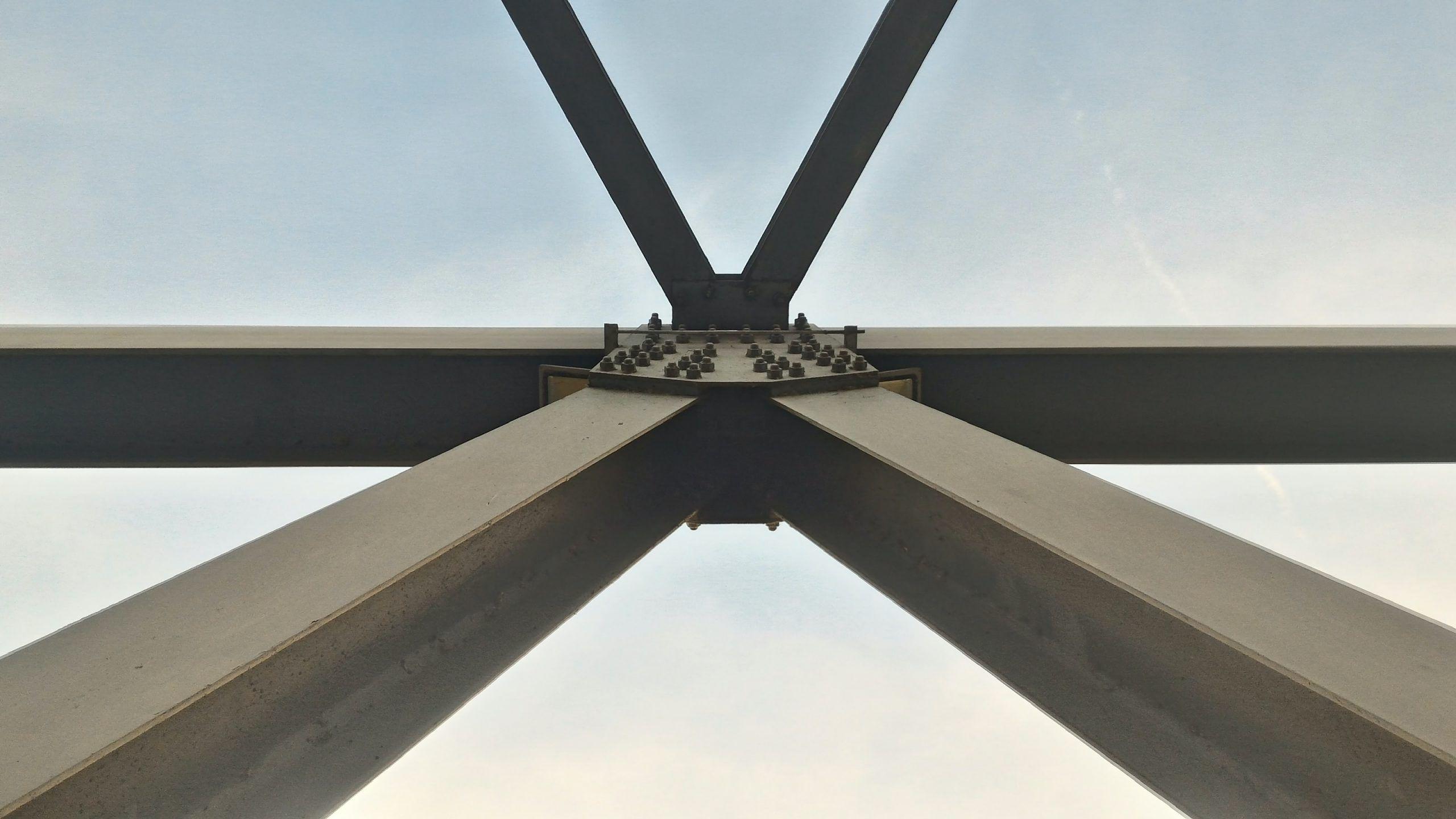 Metallic structure